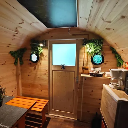 Camping Hobbit Huette Am Bach Ohne Bettwaesche *