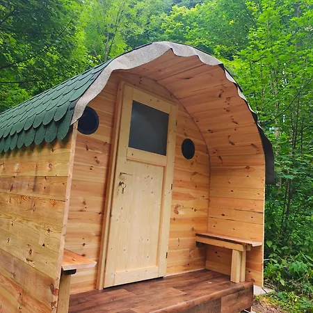 Hobbit Huette Am Bach Ohne Bettwaesche Camping *